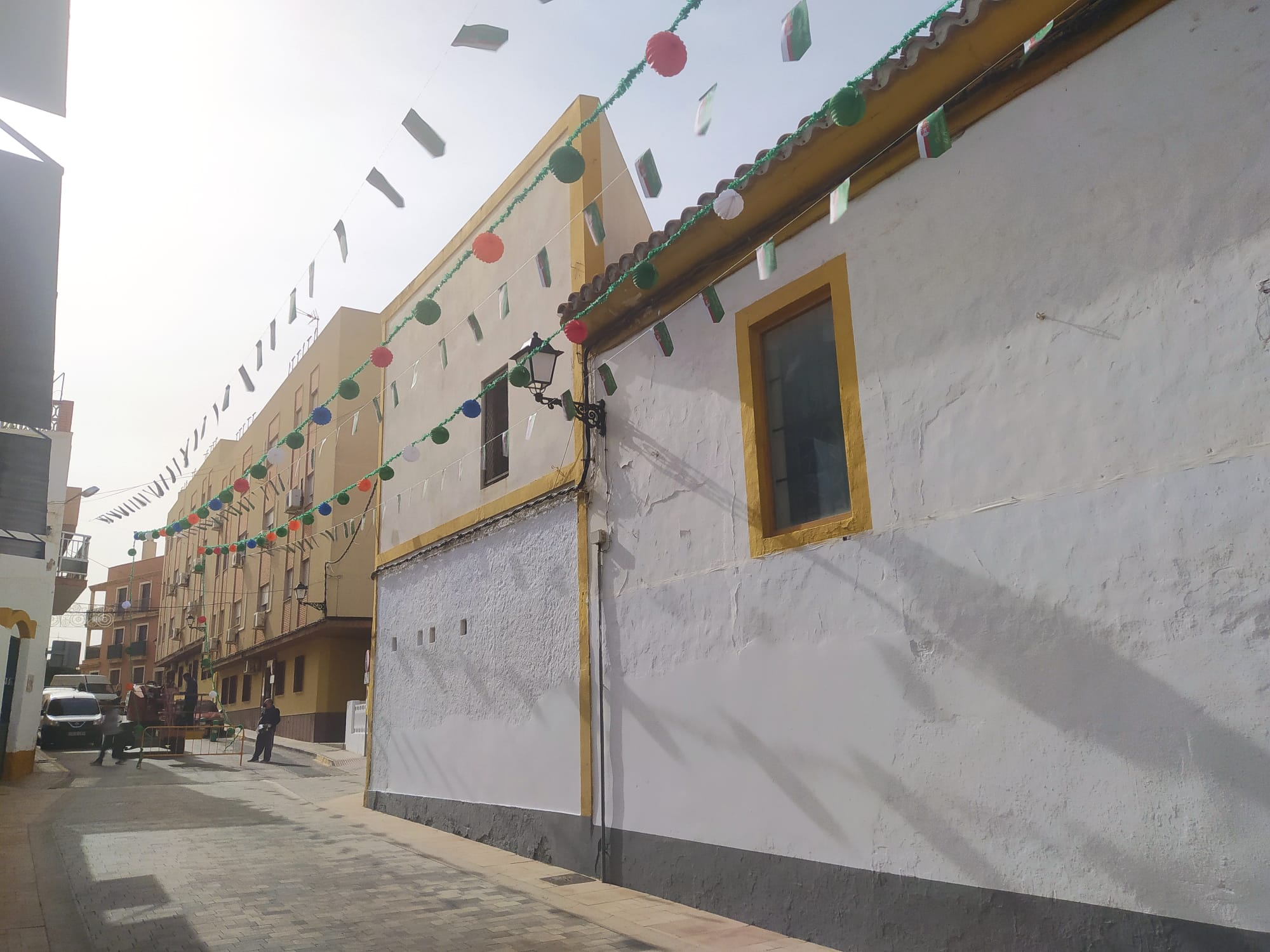 Luces y farolillos para una feria que se vivirá contra lluvia y marea.