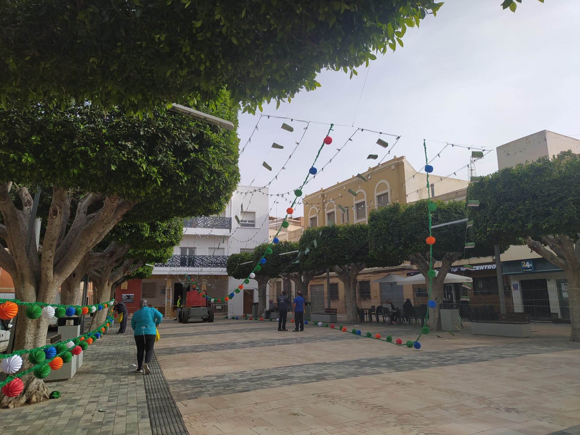 Operarios y feriantes se afanaban en el centro de la localidad para poner la luz y color.