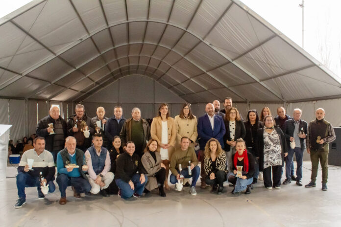 Participantes y premiados de la cata de vinos.