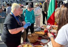 Raíces y Colores, una cita multicultural que conquista Huércal de Almería Stand de alimentación.