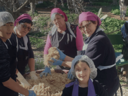 Tres generaciones amasan la morcilla