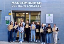 Curso de atención al cliente para impulsar el empleo juvenil en el Bajo Andarax Entrega de diplomas a los jóvenes del curso.