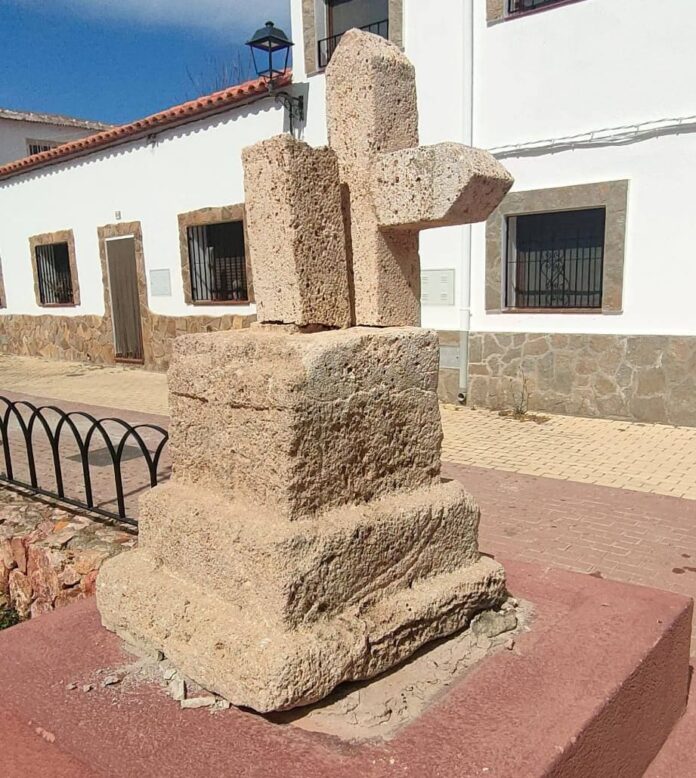 Cruz destruida en un acto vandálico.