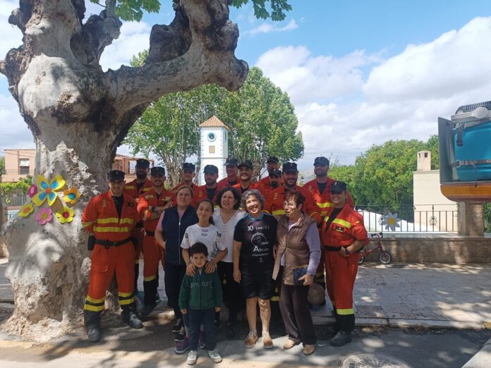 Miembros de la UME con algunas vecinas del pueblo.