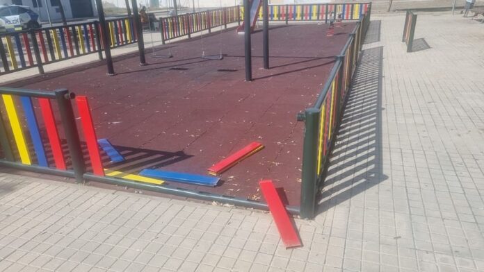 Destrozos en el parque de Pechina.
