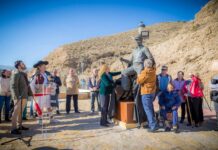 Santa Fe de Mondújar homenajea su historia con la escultura del ferroviario