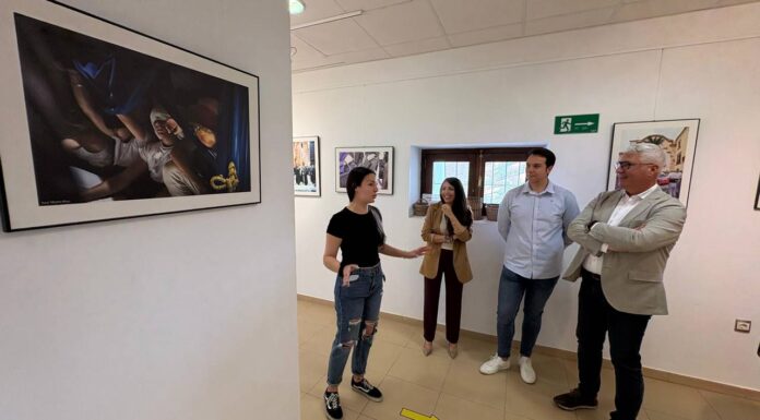 Huércal acoge ‘La otra mirada’, una exposición que redescubre la Semana Santa a través del objetivo