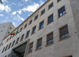 Juzgan a un hombre acusado de matar a una vecina tras embestir marcha atrás su vehículo en Alhama