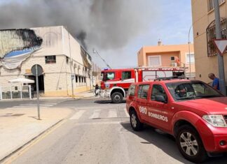 Un incendio en un establecimiento en Huércal moviliza a los servicios de emergencia
