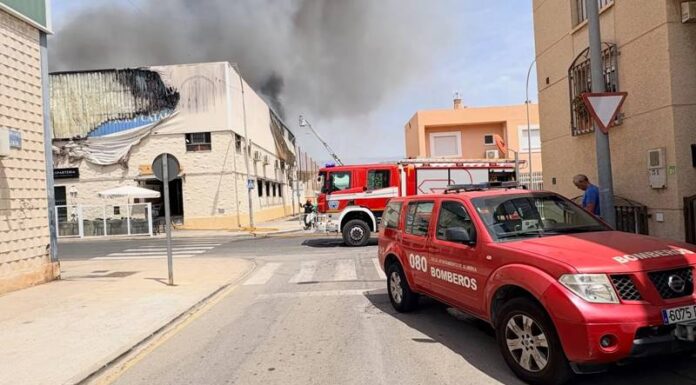 Un incendio en un establecimiento en Huércal moviliza a los servicios de emergencia