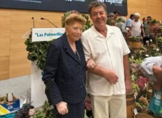 Pilar López Salvador, de Instinción, recibe un reconocimiento a los parraleros de Almería