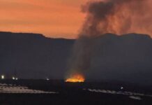 Los operarios de la planta de residuos de Gádor sofocan un incendio que generó una gran columna de humo