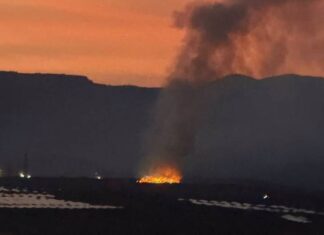 Los operarios de la planta de residuos de Gádor sofocan un incendio que generó una gran columna de humo